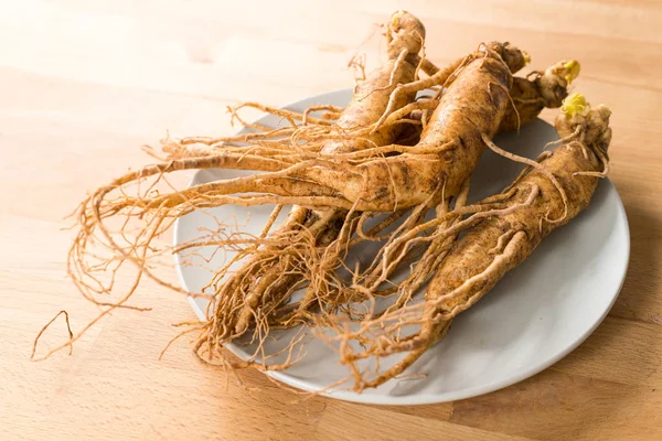 Ginseng fresco na mesa de madeira — Fotografia de Stock