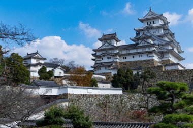 Açık mavi gökyüzü ile Himeji Kalesi
