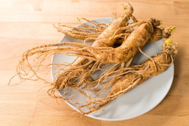 Ahşap masa üzerinde taze Ginseng