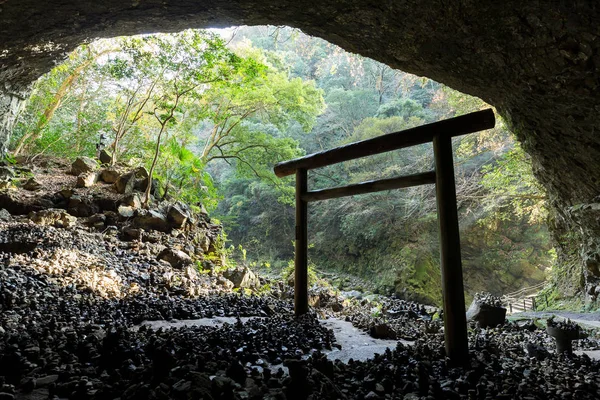 Τορίι στο σπήλαιο στην Ιαπωνία — Φωτογραφία Αρχείου