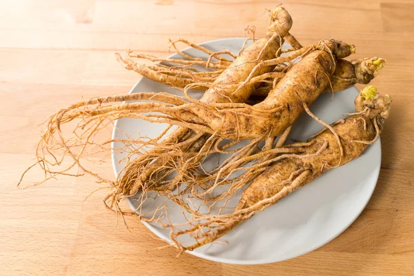 Färska Ginseng på träbord — Stockfoto