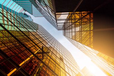 Ofis kulesinde düşük açılı görünüş