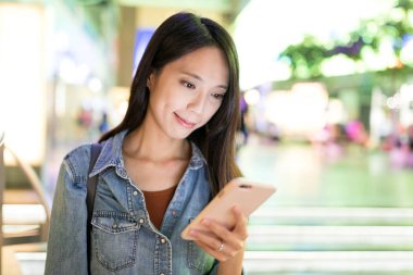 Geceleri cep telefonu kullanan kadın