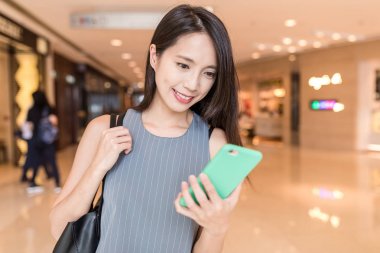 Cep telefonu kullanan kadın 