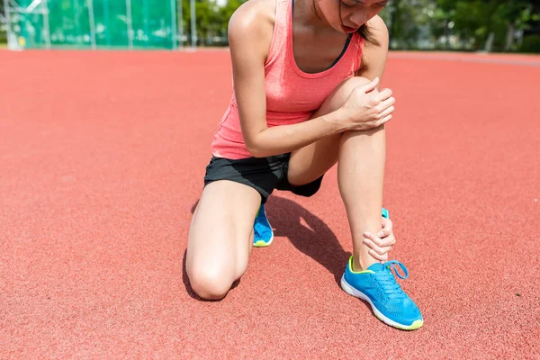 Sportovní žena se zranil na nohy — Stock fotografie