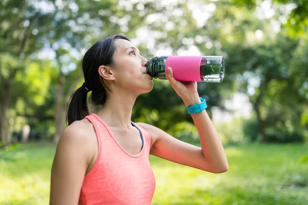 Deporte mujer beber agua en el parque — Foto de Stock