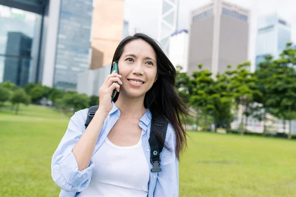 Kvinna pratar i mobiltelefon — Stockfoto