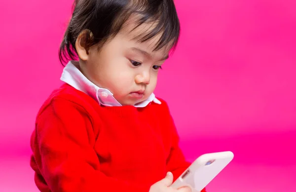 Jongetje kijken naar mobiel — Stockfoto