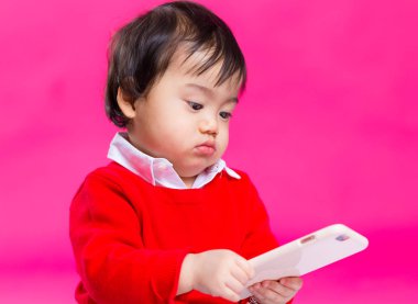 Küçük çocuk cep telefonu arıyorum