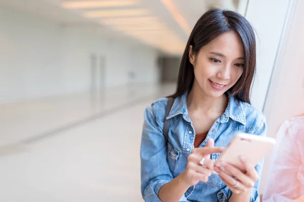 Frau arbeitet am Handy — Stockfoto