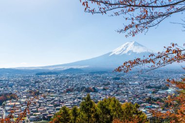 Fuji Dağı ve şehir içinde Japonya