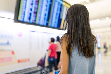 Uçuş programı tahtaya arayan kadın 