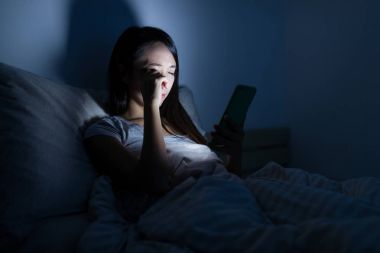 Kadın istimal hareket eden telefon ile göz ağrısı muzdarip
