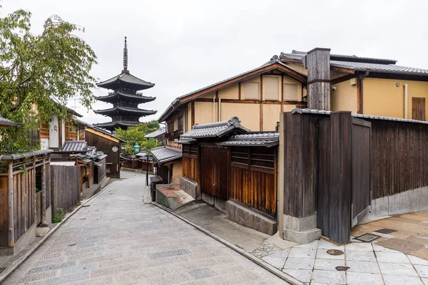 Yasaka Pagoda a Sannen Zaka ulice v Kjótského protokolu — Stock fotografie