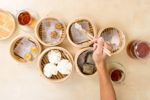 Vista dall'alto di mangiare dim sum — Foto Stock