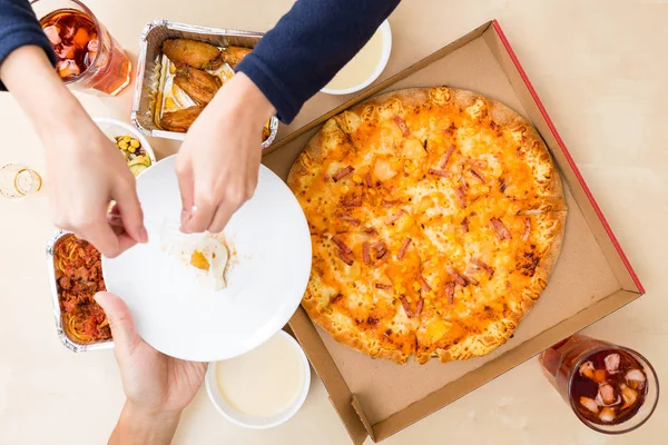 Blick von oben auf das Essen von Pizza — Stockfoto