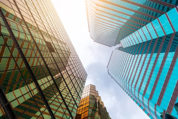 Edificios comerciales al cielo — Foto de Stock