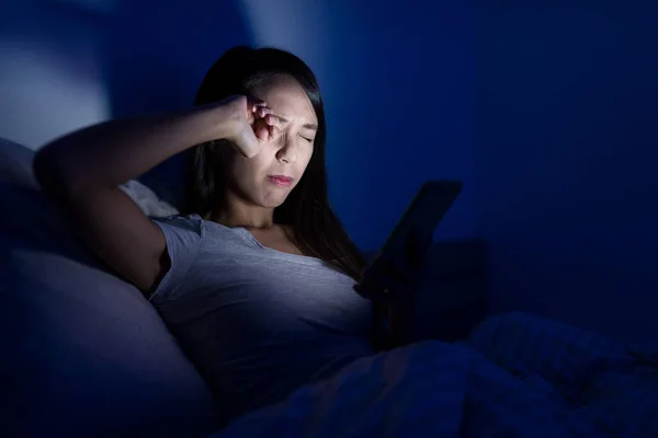 Wanita menderita sakit kepala dengan menggunakan ponsel — Stok Foto