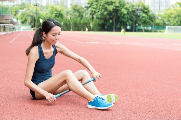 Silindir sopa masaj için kullanan kadın 