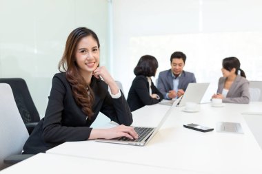 Toplantı salonunun içinde iş kadını