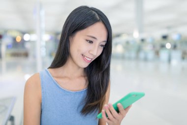 Havaalanında cep telefonu kullanan kadın 