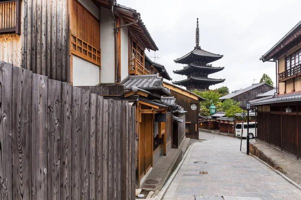 Yasaka pagoda na tradiční ulici v obci — Stock fotografie