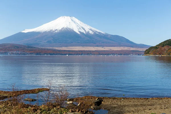 Berg fuji och sjö i japan — Stockfoto