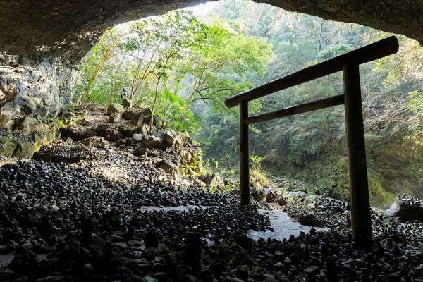 Torii in de grot in Japan — Stockfoto