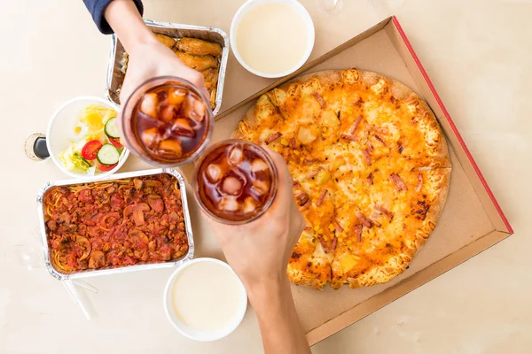 Blick von oben auf das Essen von Pizza — Stockfoto