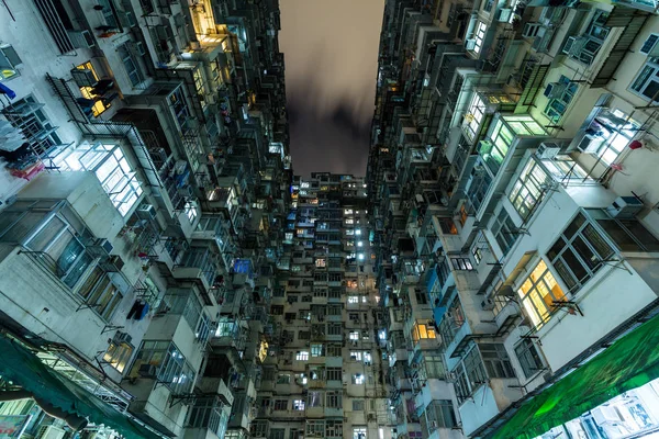 Budynek mieszkalny w hong kong nocą — Zdjęcie stockowe