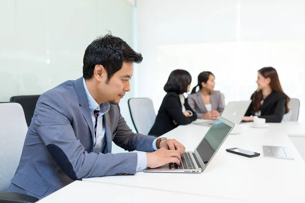 Empresário trabalhando no computador portátil na sala de reuniões — Fotografia de Stock