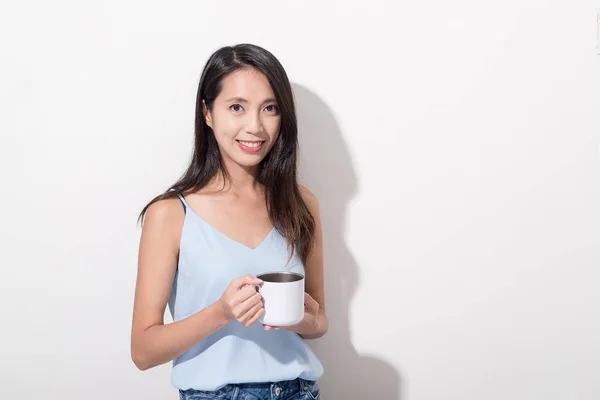 커피 잔을 들고 있는 여자 — 스톡 사진