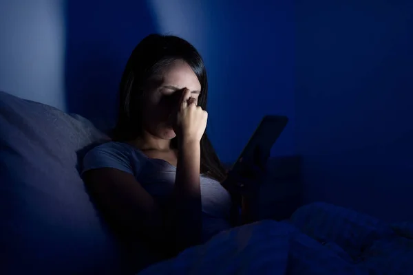 Mulher se sentindo cansada com o uso de celular — Fotografia de Stock