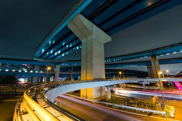 夜のトラフィックと頭の上の高速道路 — ストック写真