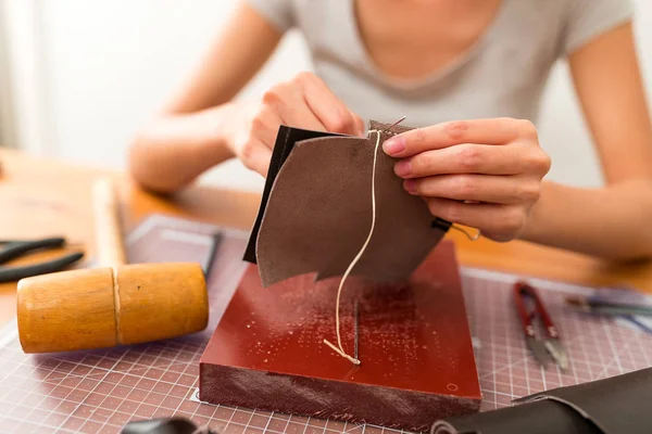 Frau macht Lederhandwerk — Stockfoto