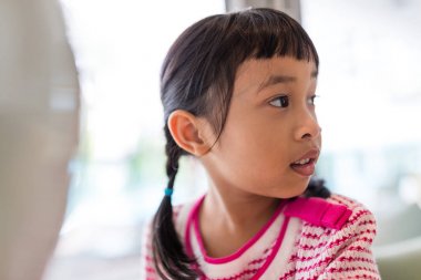 Sevimli kız tarafı arıyorsunuz