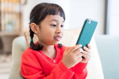 Cep telefonu kullanan kız