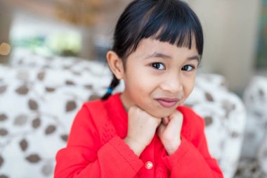 Sevimli kız el ile poz