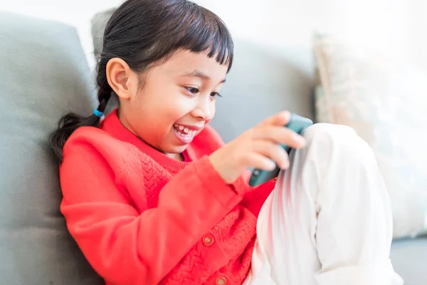 Meisje concentreren op het gebruik van mobiele telefoon — Stockfoto