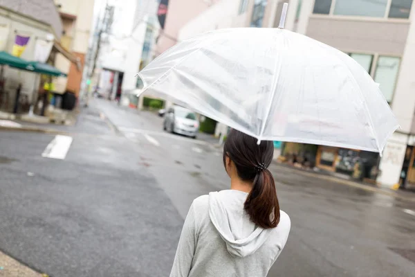 Yağmurlu günde şemsiye tutan kadın — Stok fotoğraf