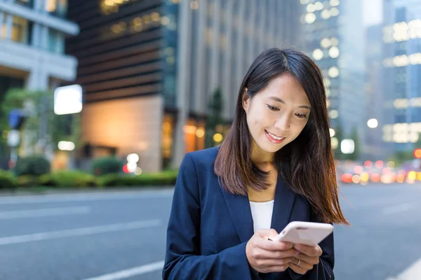 Zakenvrouw die mobiele telefoon gebruikt — Stockfoto