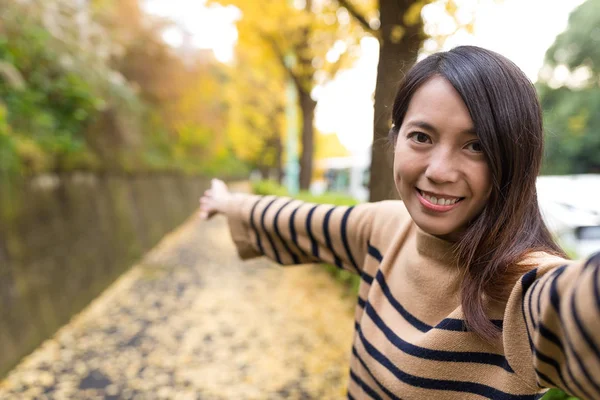 Kvinnan tar selfie med gingko träd — Stockfoto