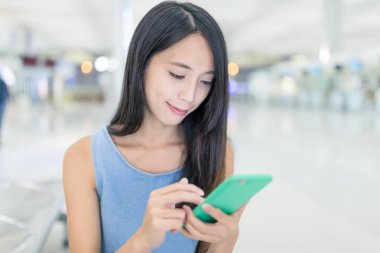 Havaalanında cep telefonu bakarak kadın