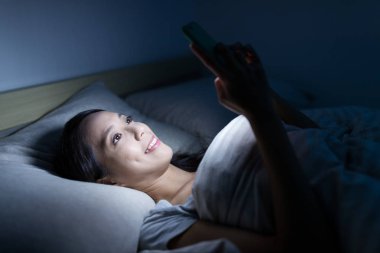 Geceleri cep telefonundan arayan kadın 