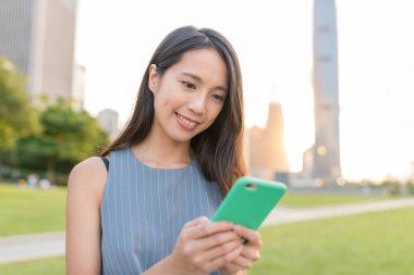 Cep telefonu kullanan kadın 