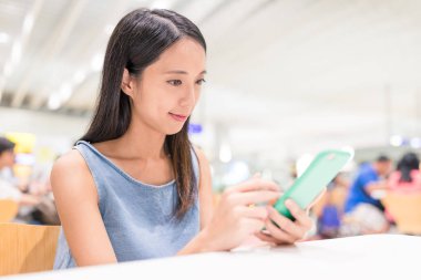 restoranda cep telefonu kullanan kadın