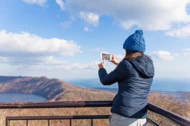 Kadın gidip hiking cep telefonundan fotoğraf çekme