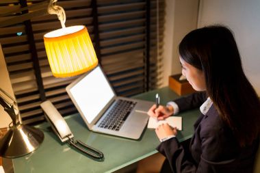 Dizüstü bilgisayar üzerinde çalışan iş kadını