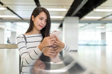 Cep telefonu kullanan kadın