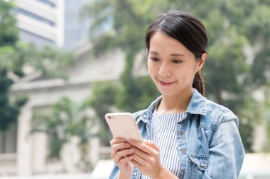 cep telefonu açık, kullanan kadın 